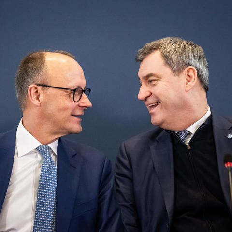Friedrich Merz, CDU-Bundesvorsitzender und Fraktionsvorsitzender der CDUCSU-Fraktion im Bundestag, sitzt neben Markus Söder, CSU-Parteivorsitzender und Ministerpräsident von Bayern.