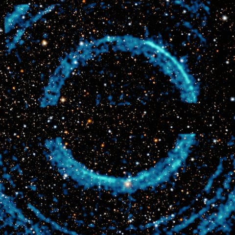 Das Bild zeigt eine spektakuläre Reihe von Ringen um ein schwarzes Loch, aufgenommen mit dem Chandra-Röntgenobservatorium und dem Neil-Gehrels-Swift-Observatorium